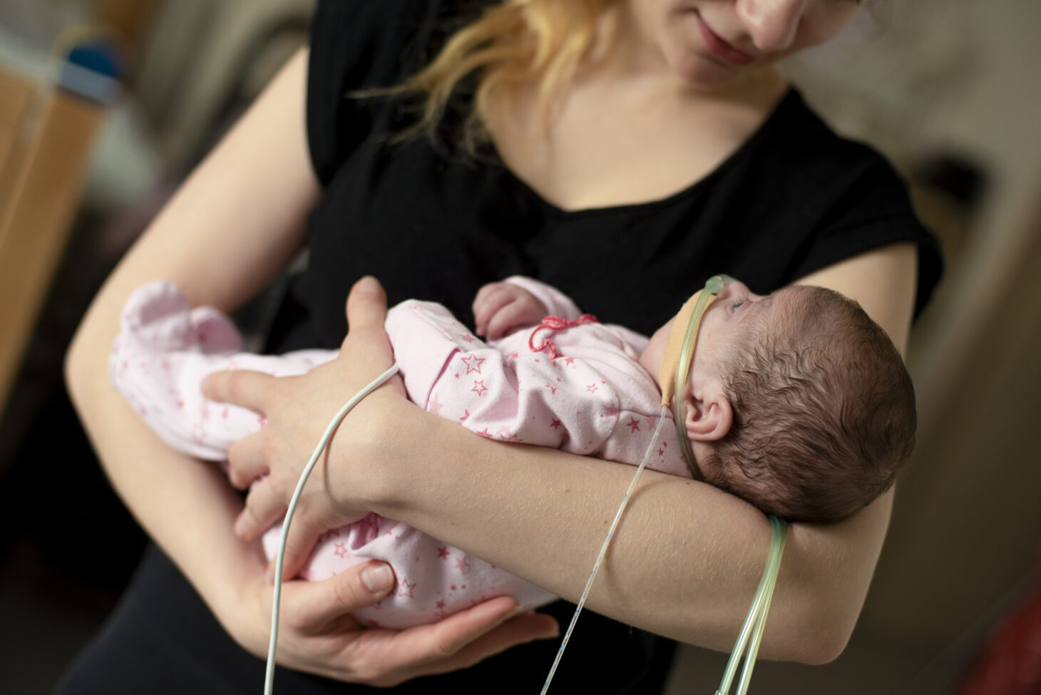 Pracownica hospicjum stacjonarnego z nieuleczalnie chorym pacjentem.