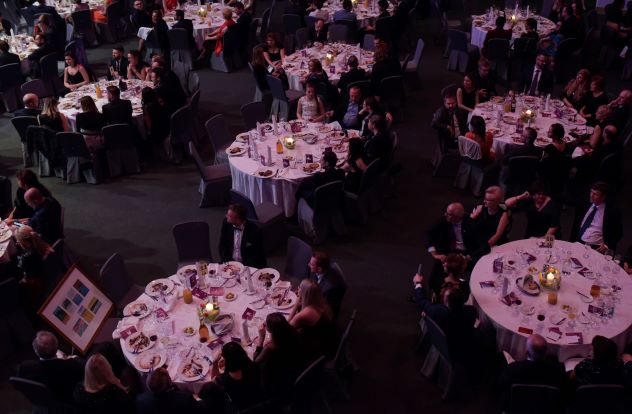 Bar charytatywny z okazji 25-lecia Fundacji Gajusz – stoliki dla gości