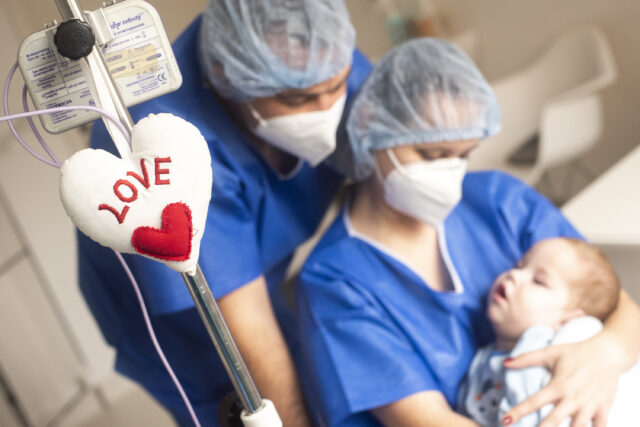 hospicjum stacjonarne Arturek w ramionach personelu biale serduszko love Mama ty nie placz kwartalnik0123