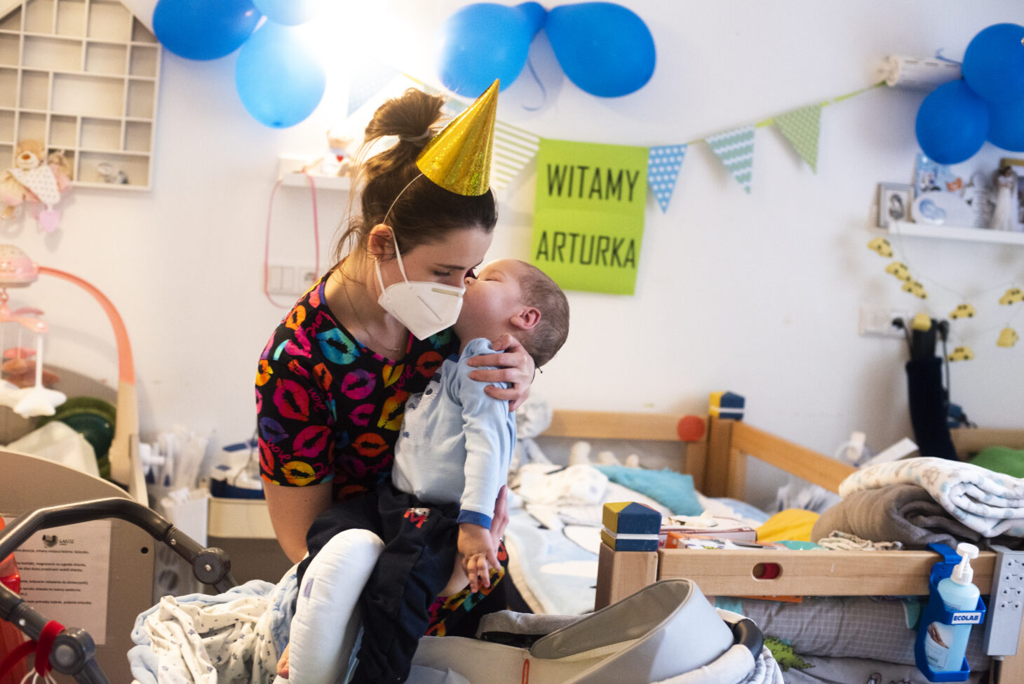 hospicjum stacjonarne Arturek w ramionach mamy napis witamy Arturka Mama ty nie placz kwartalnik0123