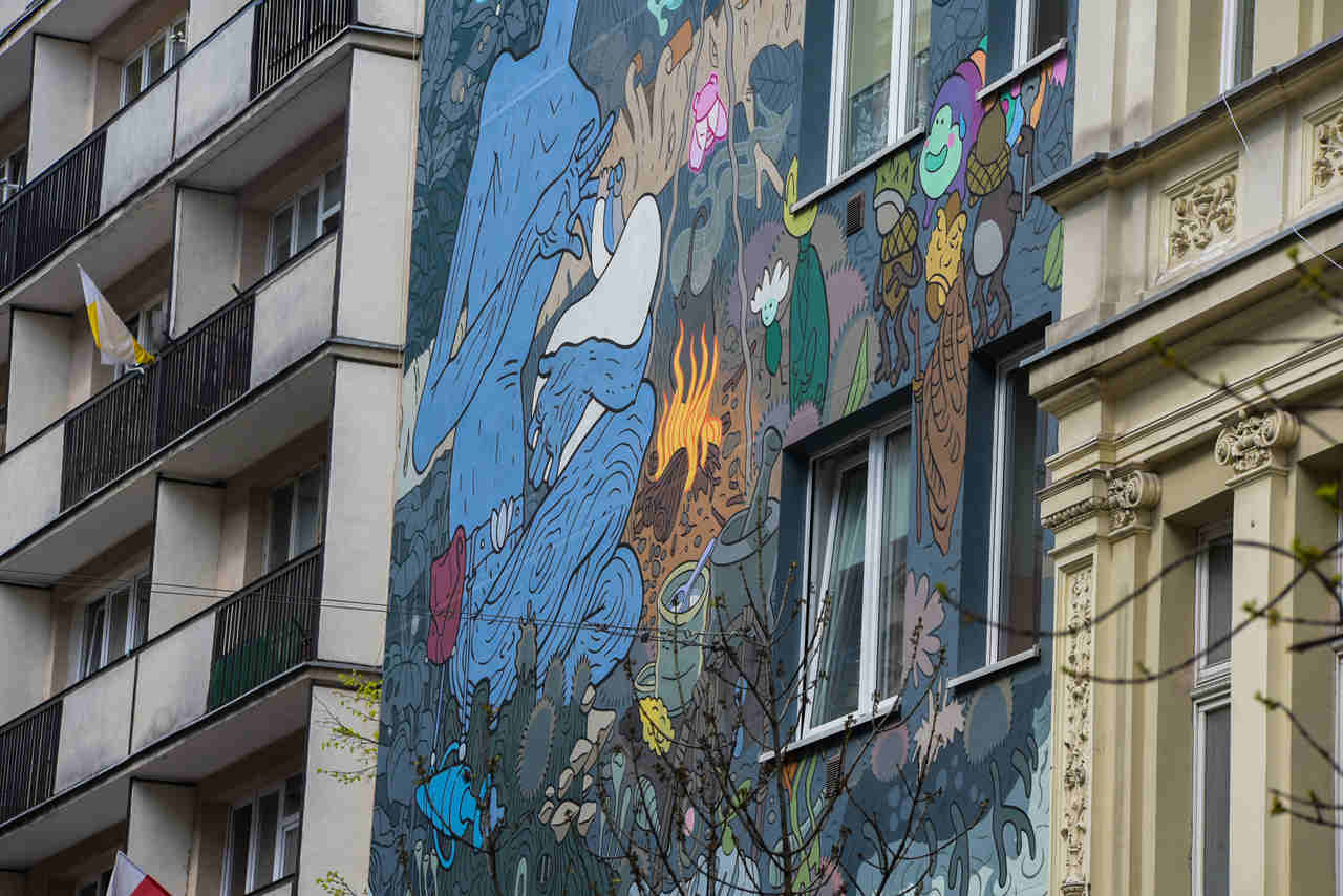 Baśniowy mural autorstwa Bruna Neuhamera widoczny w przybliżeniu