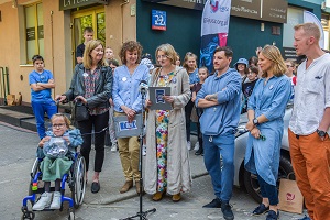 Gajusz odsloniecie muralu Tisa z grupa osob Jagienka na wozku W basniach wszystko jest możliwe w zyciu nie zawsze kwartalnik0223