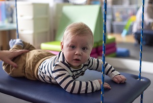 Tuli-Luli Krzys na rehabilitacji na bujaku terapuetycznym Mis Krzys i cud-rodzina kwartalnik0223