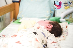 hospicjum stacjonarne dziecko w lozeczku z glowka na bok Palac ale nie z bajki kwartalnik0223