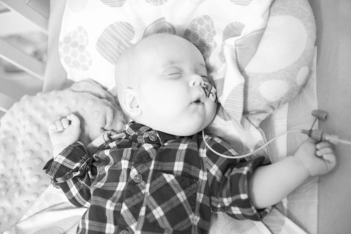 hospicjum stacjonarne Krystian w lozeczku w koszuli w krate Diagnoza nie jest definicja dziecka kwartalnik0123