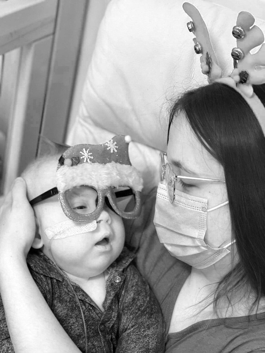 hospicjum stacjonarne Krystian z opiekunka w smiesznych okularach Diagnoza nie jest definicja dziecka kwartalnik0123
