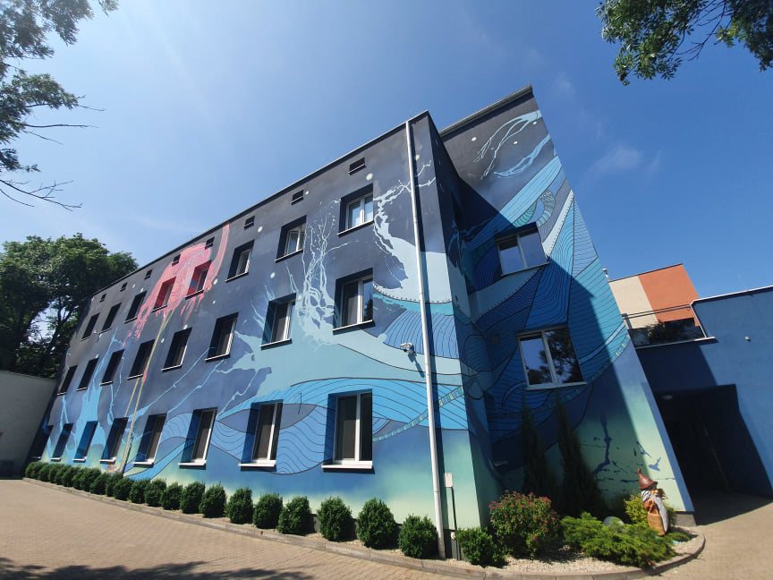 fundacja gajusz niebieski budynek z flamingiem remont dachu kwartalnik0222