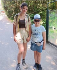 OKNO Hania z wolontariuszką na spacerze Kolonijny tandem kwartalnik0224