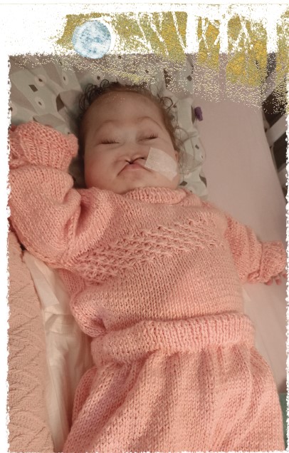 hospicjum stacjonarne Marysia w różowym ubranku zrobionym przez mamę Nasza słodka landryneczka kwartalnik0224