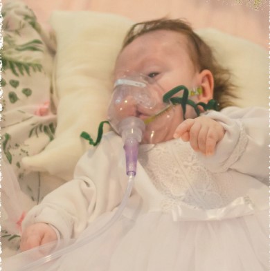 hospicjum stacjonarne Marysia w białej sukience z maseczką tlenową Nasza słodka landryneczka kwartalnik0224