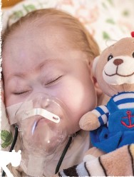 hospicjum stacjonarne Marysia z maseczką tlenową z misiem w niebieskim ubranku Nasza słodka landryneczka kwartalnik0224