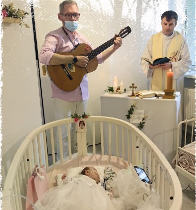 hospicjum stacjonarne chrzest Marysi ksiądz odprawiający mszę mężczyzna grający na gitarze Nasza słodka landryneczka kwartalnik0224